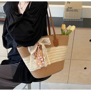 Stroh-Stofftasche mit weißer Spitze, roter Blumenstickerei und Herz-Perlen-Anhänger am Riemen