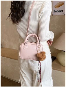 Petit sac carré rose en similicuir avec logo embossé et breloque ours mignon