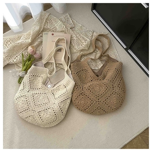 Détail de sacs à bandoulière au crochet avec motif granny square et doublure en tissu