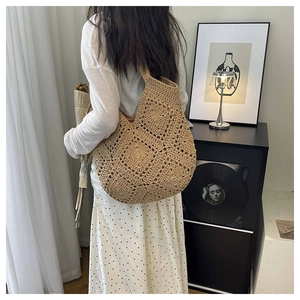 Sac fourre-tout bohème au crochet avec motif floral dans un décor de style de vie