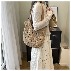 Détail du sac à bandoulière en corde de coton tissé main avec motifs crochetés évidés
