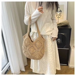 Détail du motif au crochet à grands carreaux ajourés du sac à bandoulière en corde de coton
