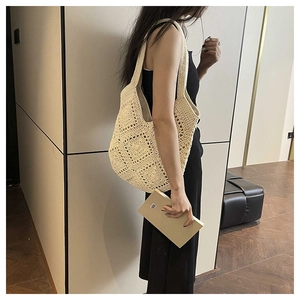 Détail d'un sac hobo en corde de coton blanc cassé tissé main avec motifs au crochet ajouré