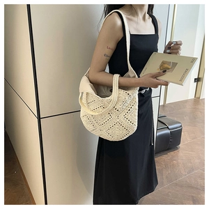 Gros plan du sac bandoulière au crochet crème montrant les motifs tissés et la doublure interne