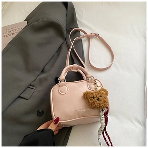 Mini sac à main rose en cuir PU avec breloque ours en peluche et bandoulière réglable