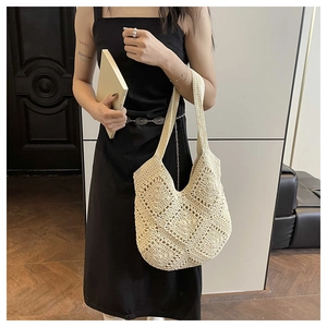 Détail du sac cabas au crochet crème avec motif géométrique ajouré et large poignée tissée