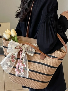 Stroh-Tote-Bag mit schwarzen Streifen, großer Spitzenschleife und Rosenstickerei
