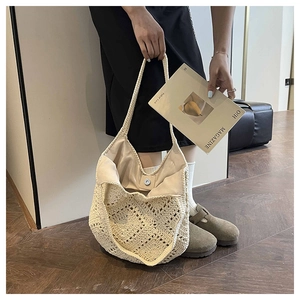 Détail du sac bandoulière au crochet avec motif géométrique ajouré et boucle magnétique