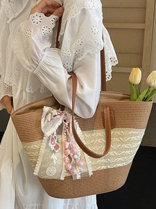Große Stroh-Einkaufstasche mit Ledergriffen, Spitzenblumen und elegantem Perlenanhänger