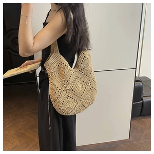 Détail du tissage géométrique ajouré complexe sur le sac à bandoulière en corde de coton