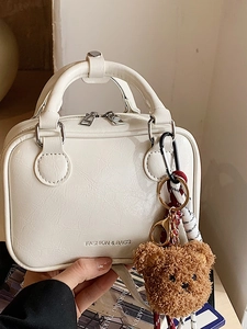 Petit Sac Carré Minimaliste Rétro en Cuir PU pour Femmes Mode Avec Pendentif Ours en Peluche Sac à Bandoulière