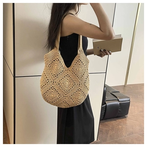 Détail du motif au crochet artisanal de ce sac à bandoulière tissé beige pour les femmes
