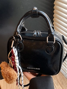 Sac à main carré classique en simili cuir noir brillant avec pendentif en peluche