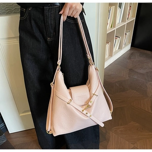 Dettaglio borsa tote rosa pesca in ecopelle con elegante fibbia dorata e design a pieghe