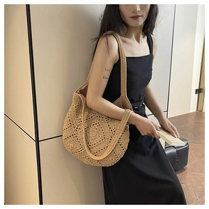 Détail du sac à bandoulière en corde de coton tressé avec motif crochet ajouré