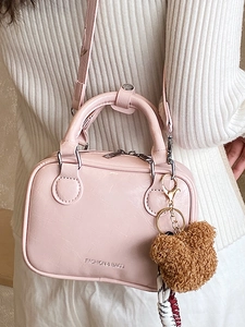 Petit sac carré rose à bandoulière avec doubles poignées et charm d'ours en peluche brun