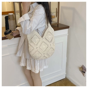 Détail du motif au crochet fait main sur le sac à bandoulière en coton crème