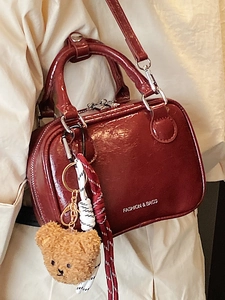 Sac à main rétro rouge foncé élégant avec charm ours et bandoulière amovible