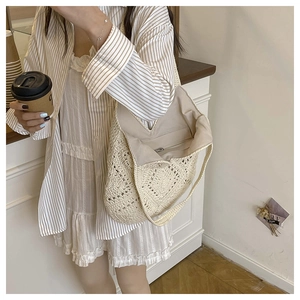 Gros plan d'un sac cabas tissé beige avec doublure en tissu et poche zippée de sécurité