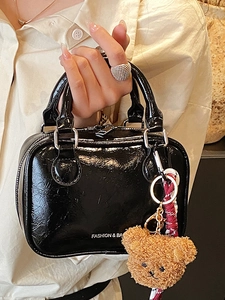 Mini sac Boston chic en cuir verni noir avec charm ours et poignées supérieures