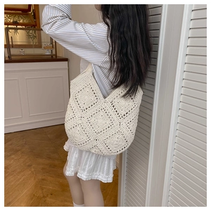 Gros plan détaillé du motif au crochet à carrés creux du sac cabas tissé blanc