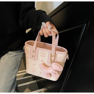 Détail du mini cabas rose et beige avec charme éléphant et imprimé de mode chic