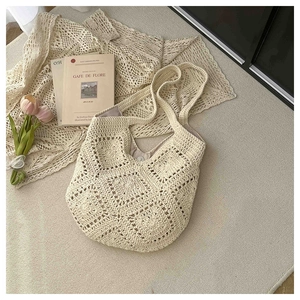 Détail du sac cabas beige au crochet avec motifs floraux et fermoir aimanté