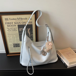 Sac hobo bleu glacé en similicuir souple avec un pendentif peluche marron mignon