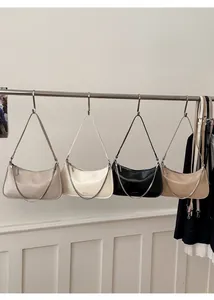 Comparaison détaillée de quatre sacs à bandoulière en forme de croissant en couleurs