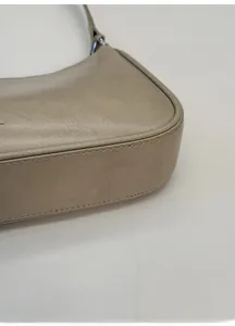 Vue détaillée du fond élargi montrant les coutures précises et le cuir texturé