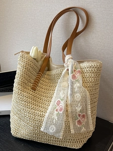Borsa a secchiello in paglia intrecciata con spalline in pelle marrone e foulard in pizzo