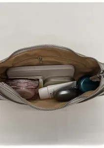Vue intérieure montrant la grande capacité avec doublure camel et une poche zippée pratique
