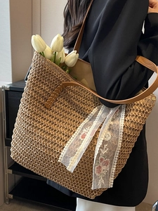 Borsa a secchiello in paglia marrone con nastro di pizzo bianco per vacanze e ufficio