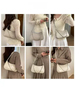 Vues détaillées d'un sac sous le bras beige en demi-lune sous plusieurs angles sur un mannequin