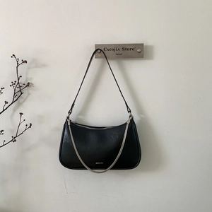 Détail du sac demi-lune noir mat avec chaîne argentée et lettrage blanc NO FILTER