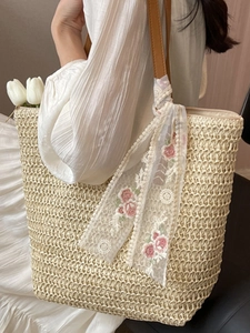 Borsa tote in paglia con manici in pelle marrone e nastro decorativo in pizzo fiori