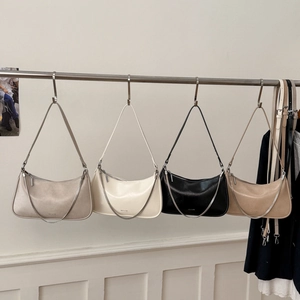 Détails des sacs sous les bras rétro en gris, beige, noir et marron avec chaînes en métal