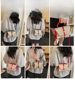 Détail montrant les styles de port du sac à main patchwork en toile avec boucle en métal