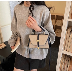 Gros plan détaillé d'un sac à main tissé avec garniture en cuir bleu et fermoir doré