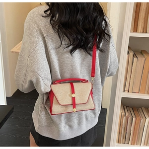 Vue détaillée de dos d'une femme portant le sac à main patchwork rouge et beige
