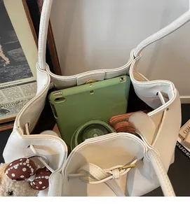 Vue de dessus du grand sac cabas blanc montrant le rangement pour tablette et portefeuille