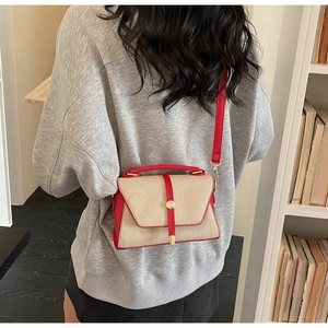 Détails de la bordure en cuir PU rouge et fermoir doré sur le sac bandoulière beige