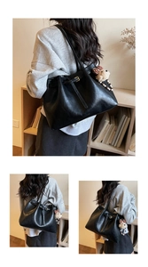 Détail du grand sac cabas noir en cuir PU avec un charmant pendentif en peluche doux