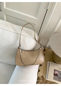Détail du sac beige demi-lune avec imprimé NO FILTER et bandoulière chaîne argent