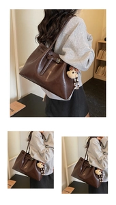 Détail du sac cabas marron foncé avec boucle en cuir et breloque ours en peluche