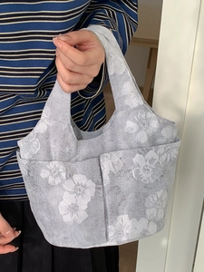 Floral embroidered canvas tote bag with multi-pockets and large capacity for daily use