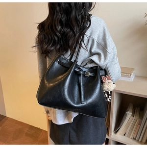 Détail du grand sac cabas noir en cuir PU avec charmant pendentif en peluche caniche