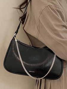 Sac sous le bras noir brillant pour femme avec chaîne argentée et design vintage chic