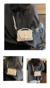 Vue détaillée montrant la texture tissée et le patchwork en cuir de ce sac à bandoulière