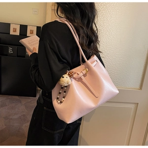 Détail du sac fourre-tout en similicuir rose avec pendentif ours en peluche mignon